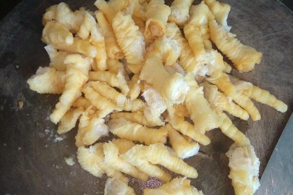 菜花梗炒鸡脚的做法图解1