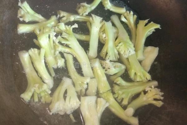 菜花梗炒鸡脚的做法图解3