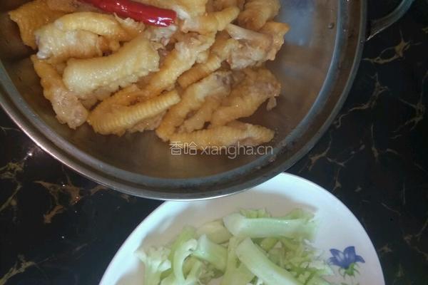 菜花梗炒鸡脚的做法图解5