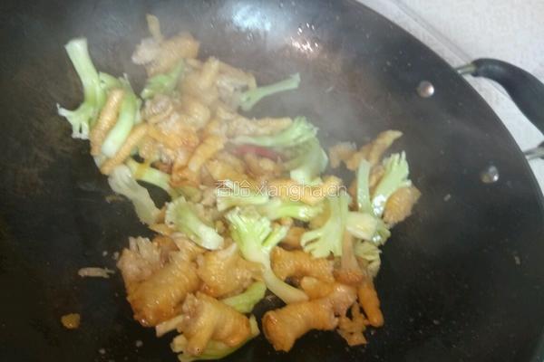 菜花梗炒鸡脚的做法图解7
