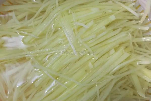 土豆丝炒肉的做法图解2