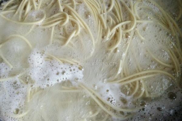 圣女果牛肉蔬菜热干面的做法图解3