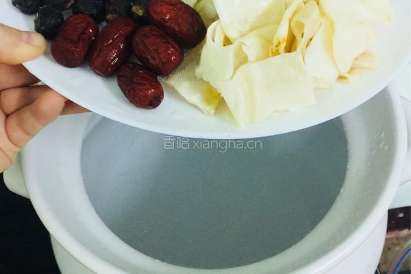 桂圆鱼胶排骨汤的做法图解5