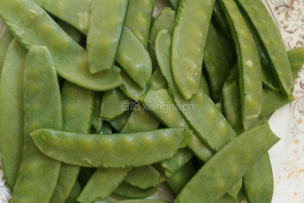 荷兰豆炒腊肠的做法图解1