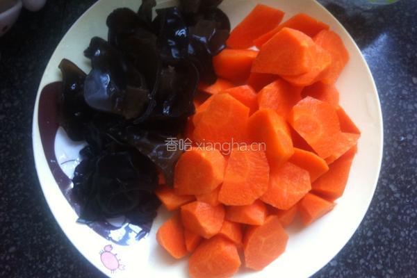 腊肠蔬菜煲的做法图解1
