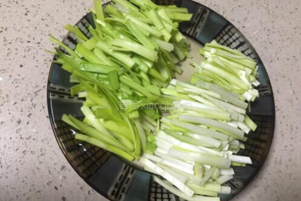 补肾健胃~红油烧烤味孜然韭黄的做法图解2