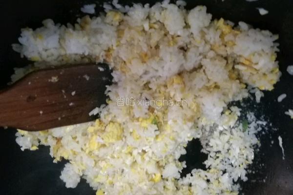 荷兰豆火腿蛋炒饭的做法图解8