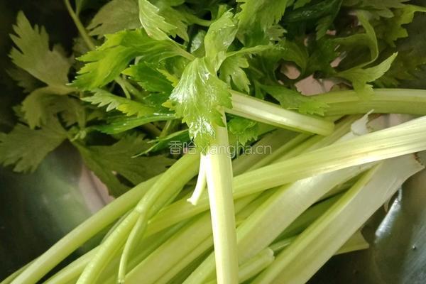 凉拌芹菜的做法图解1