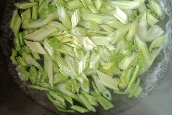 凉拌芹菜的做法图解3