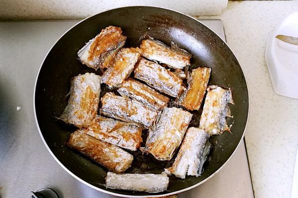干煎带鱼的做法图解7