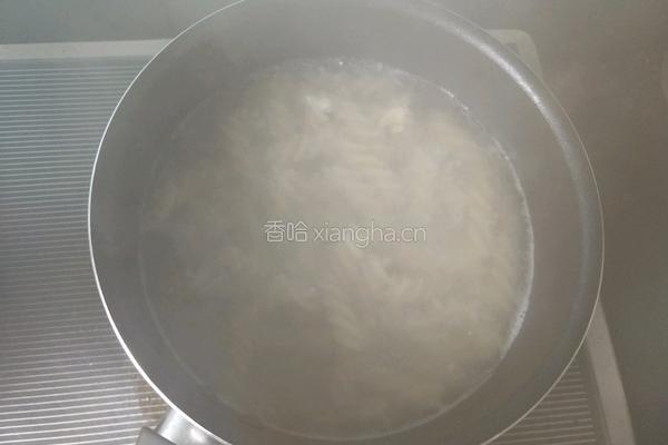 茄汁螺旋意面的做法图解3