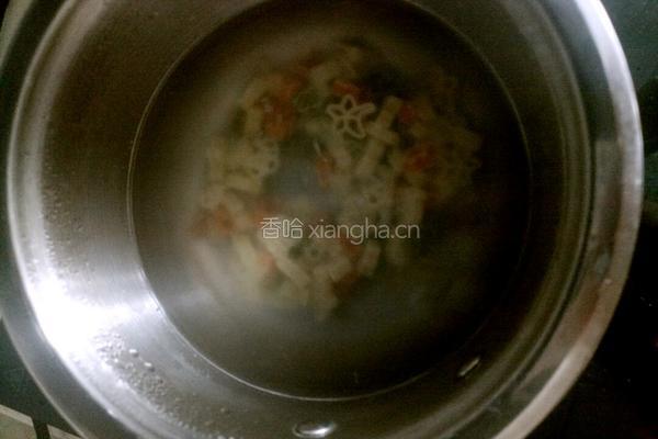 番茄酱虾仁意面（12个月以上的宝宝）的做法图解4