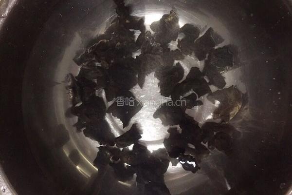 泡椒三色木耳肉片的做法图解2