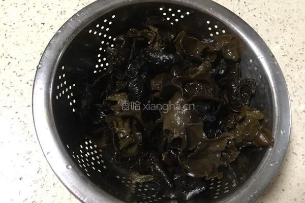 泡椒三色木耳肉片的做法图解7