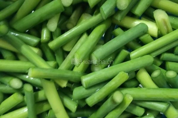 瘦肉炒蒜苔的做法图解2