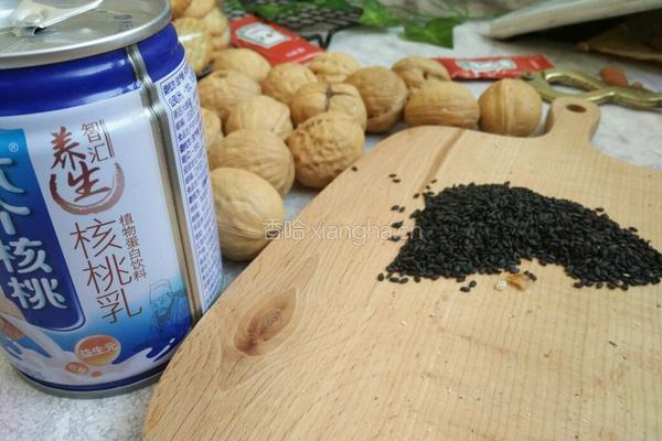 黑芝麻核桃乳的做法图解1