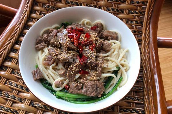 油泼辣子嫩牛拌面的做法图解3