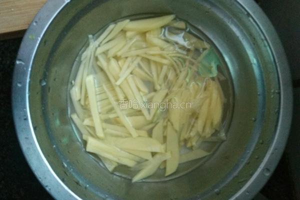 土豆丝辣椒丝拌面的做法图解1