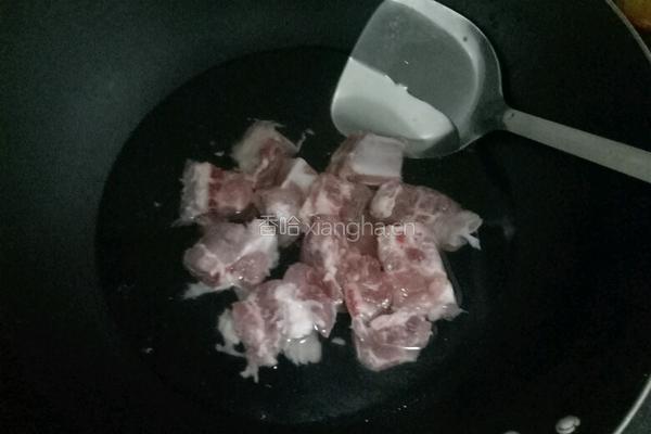 萝卜烧排骨的做法图解1