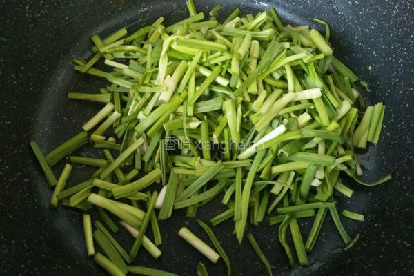 炸豆腐炒青蒜苗的做法图解5