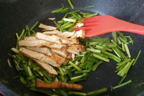 炸豆腐炒青蒜苗的做法图解7
