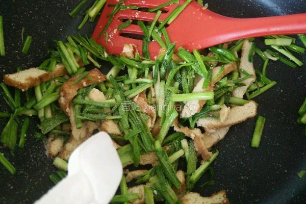 炸豆腐炒青蒜苗的做法图解8