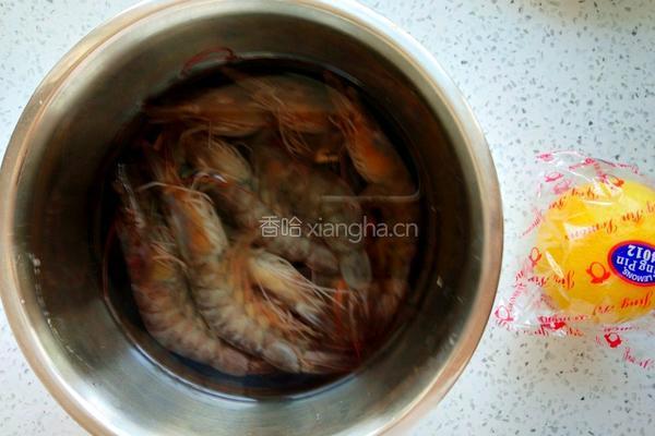 柠檬虾的做法图解1
