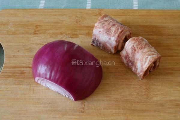 洋葱炒培根的做法图解1
