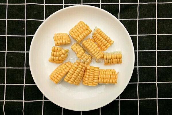竹荪玉米排骨汤的做法图解2