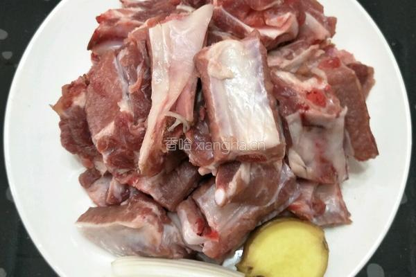 鲁菜大师蒋家常菜酱烧排骨的做法图解1