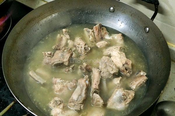 鲁菜大师蒋家常菜酱烧排骨的做法图解2
