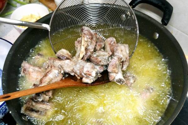 鲁菜大师蒋家常菜酱烧排骨的做法图解3