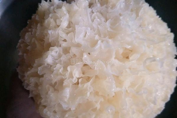 雪耳鸡旦糖水的做法图解3