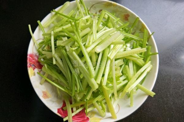 芹菜肉丝的做法图解2