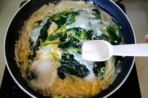 金针菇鸡蛋菠菜汤的做法图解14