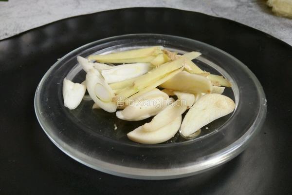 清炒甘蓝丝的做法图解3