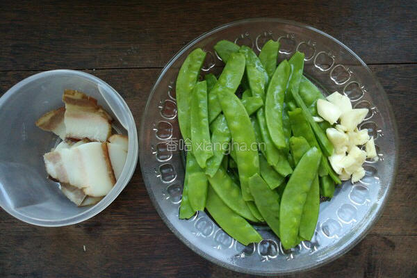 荷兰豆炒腊肉的做法图解1