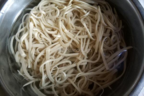 芝麻酱拌豆皮的做法图解3