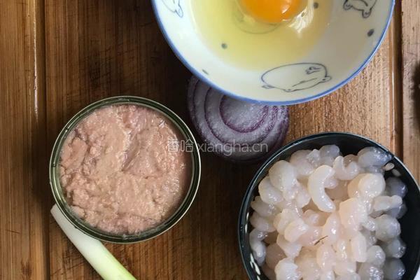 金枪鱼虾仁蛋炒饭的做法图解1