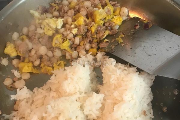 金枪鱼虾仁蛋炒饭的做法图解4
