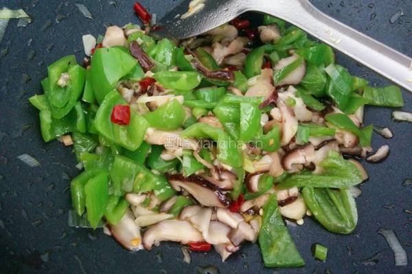 青椒炒香菇的做法图解3