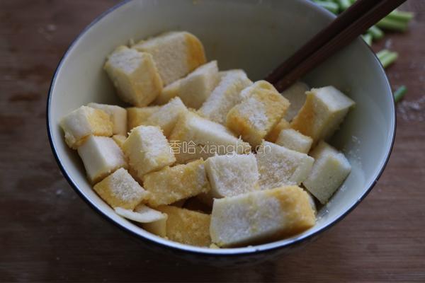 蒜苔炒馒头丁的做法图解3