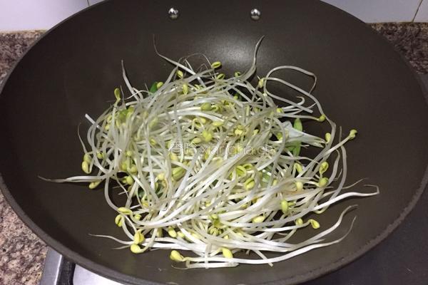 黄豆芽蒜苗炒鸡蛋的做法图解5