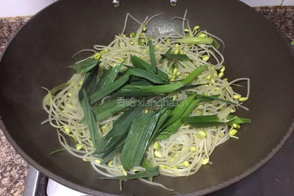 黄豆芽蒜苗炒鸡蛋的做法图解6