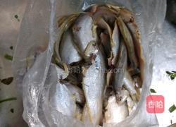 香椿芽拌黄鲫子鱼的做法图解1