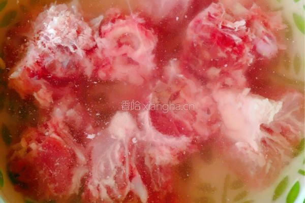莲藕虫草花龙骨汤的做法图解2