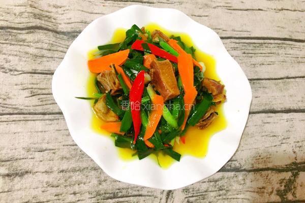 风鸭肉炒蒜苗的做法图解1