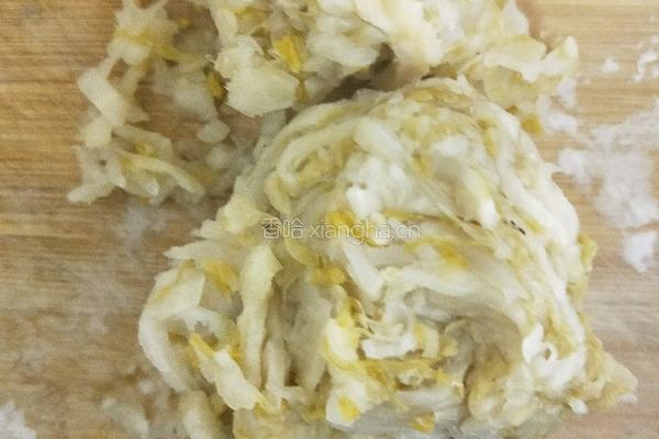 酸菜土豆冻豆腐的做法图解1