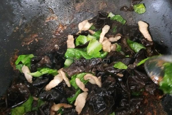 木耳小白菜肉的做法图解10