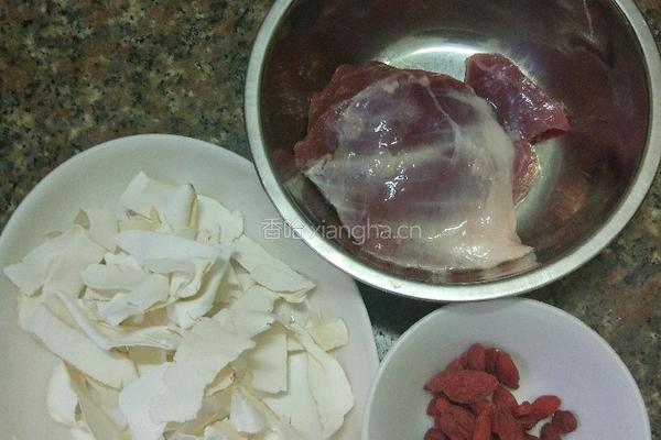 淮山瘦肉枸杞汤的做法图解2
